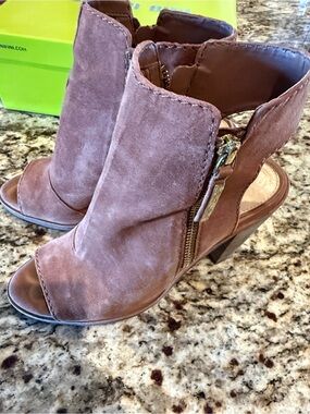 Gianni Bini Xanderr Bootie in Hampton Tan